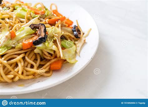 Tallarines Sofritos Del Yakisoba Con La Verdura Foto De Archivo