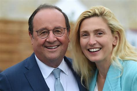 Vidéo Vacances De Stars François Hollande Et Julie Gayet Randonnée Romantique Main Dans La