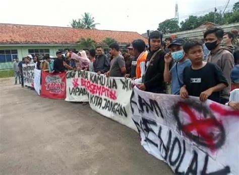 Tolak Pembangunan Taman Warga Oncog Kantor Kelurahan Curug