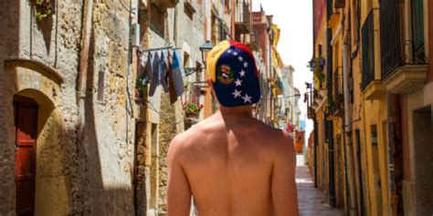 A Sorrento non si può circolare a torso nudo o in costume è contro