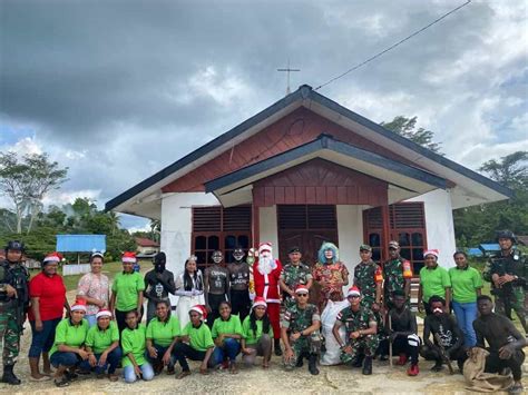 Jelang Natal Satgas Yonif Rk Ts Dan Warga Gelar Pawai Santa Claus