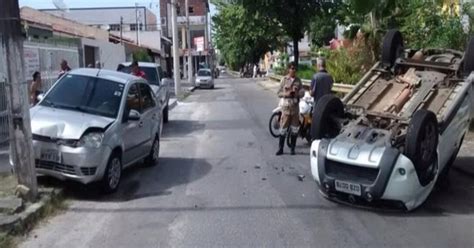 G1 Carro Capota E Para No Meio Da Via As Rodas Viradas Para Cima