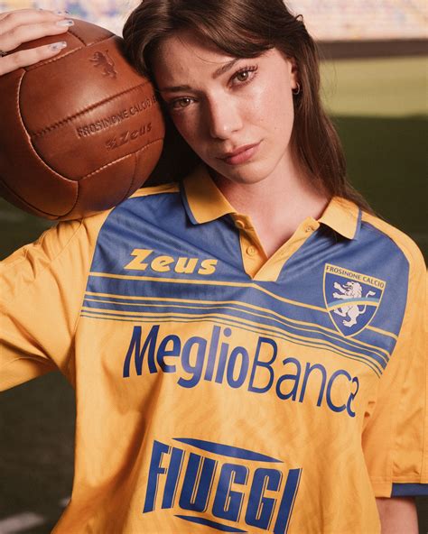 Il Frosinone Presenta Le Nuove Maglie Per La Serie A Descobrindo O