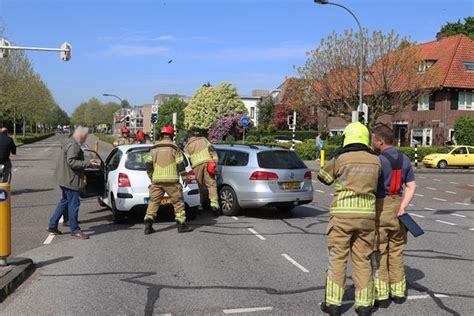 Twee Autos Botsen Op Elkaar Op Kruising Aan De Noorder Parallelweg