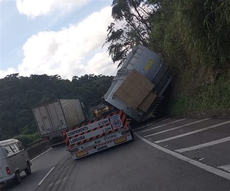 Carga De Carreta Tomba Na Via Dutra Em Pira Pista Parcialmente