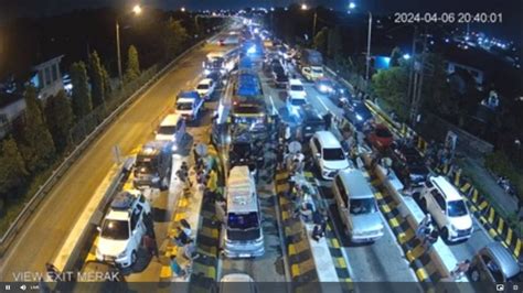 Pelabuhan Merak Padat Antrean Kendaraan Capai Kilometer Kumparan