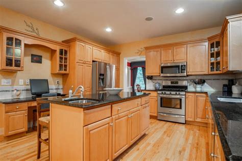 Kitchen Backsplash With Light Maple Cabinets Things In The Kitchen