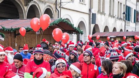 La Coloratissima Invasione Dei Babbi Natale A Conegliano Tribuna Di