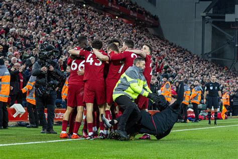 Liverpool Fan Hurts Andy Robertson During Win Over Man United Futbol