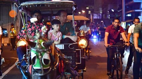 Jokowi Ajak Jan Ethes Dan La Lembah Naik Andong Keliling Malioboro Saat