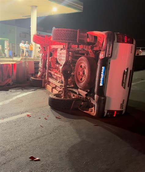 Caminhonete Colide Contra Guard Rail Na Avenida Jk E Motorista Sai