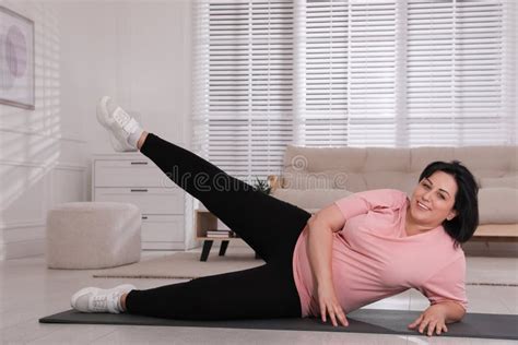 Mujer Madura Con Sobrepeso Haciendo Ejercicio En Casa Foto De Archivo