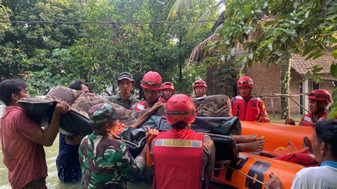 Sat Brimob Polda Jateng Terjun Bantu Korban Banjir Di Kabupaten Demak