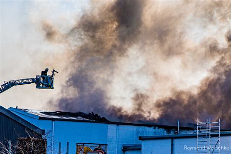 F Brennt Gewerbebetrieb Gro Brand In Der Raiffeisenstra E