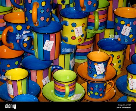 Cuatro tazas coloridas fotografías e imágenes de alta resolución Alamy