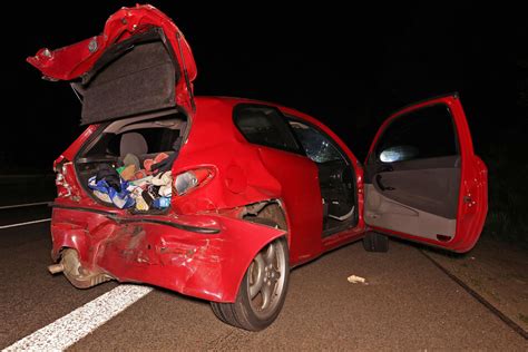 Heftiger Unfall Auf B Bei Zwickau Junger Mann Schwer Verletzt