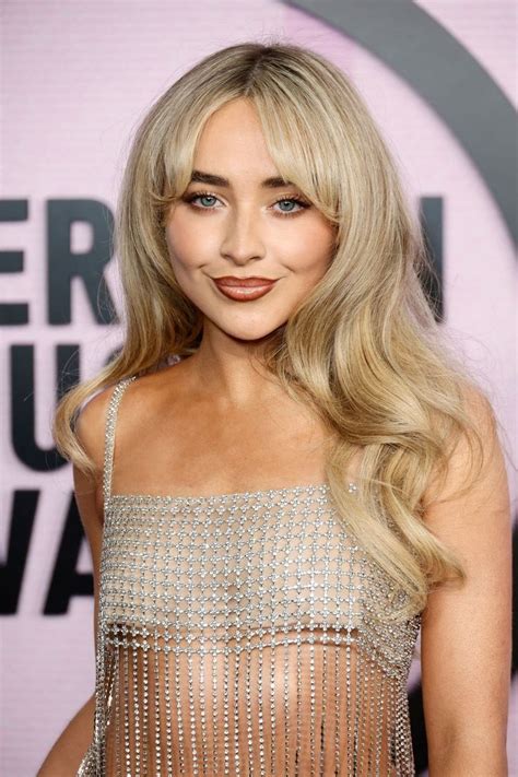 Sabrina Carpenter Attends The Amas Bangs With Medium Hair Medium