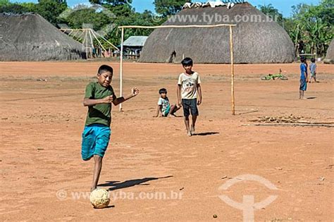 Tyba Online Assunto Meninos Ind Genas Jogando Futebol Na Aldeia