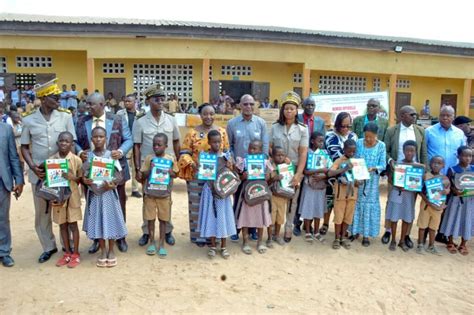 Toumodi Soutien Scolaire Raymonde Goudou Distribue Plus De 1500 Kits