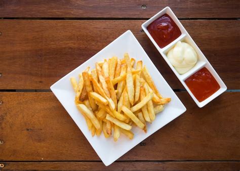 Papas Fritas Frescas En El Plato Blanco Foto Premium