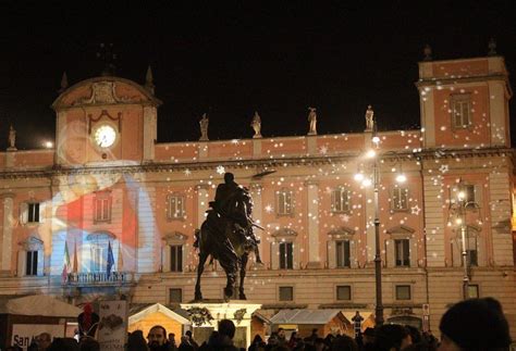 Si Accende L Albero La Magia Del Natale Invade Il Centro Storico