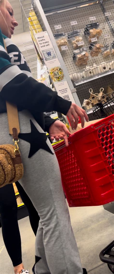 Cute Blonde With Nice Bubble Spandex Leggings Yoga Pants Forum