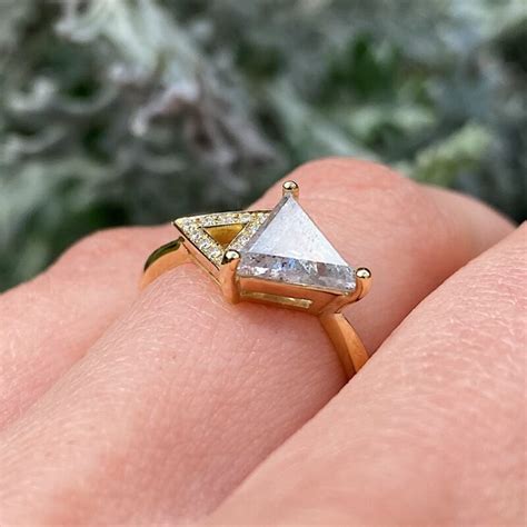 18ct Yellow Gold Double Triangle Ring With 124ct Salt And Pepper