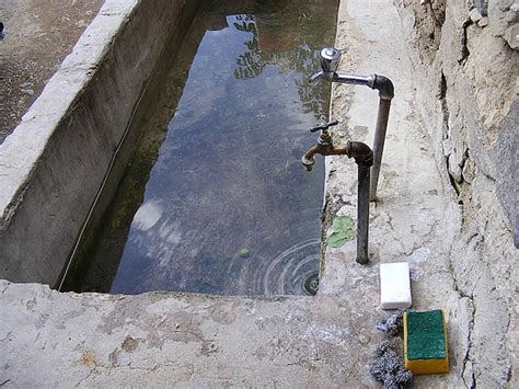 Dos grifos clásicos que intentan llenar la piscina Foto Premium