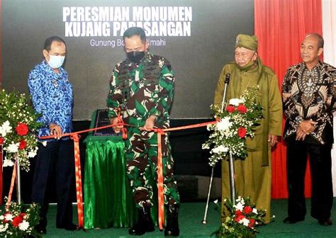 Pangdam III Siliwangi Resmikan Monumen Kujang Papasangan Di Gunung