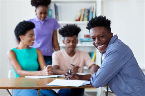 Estudiante Masculino Afroamericano Que Aprende En El Escritorio En La