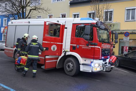 Feuerwehr bei Brandverdacht in einer Bäckerei in Wels Neustadt im Einsatz