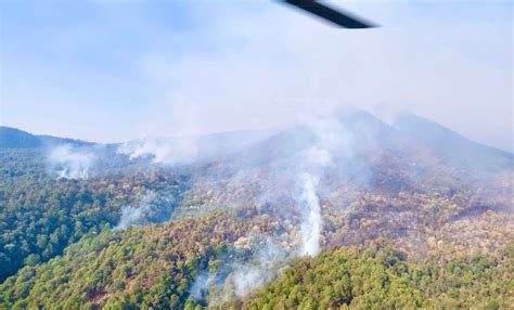 Combaten brigadista incendio en cerro Grande en Tangancícuaro