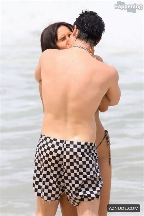 Jesse Jo Stark Sexy Seen With Yungblud Showing Off Her Slim Body Wearing A Hot Bikini At The