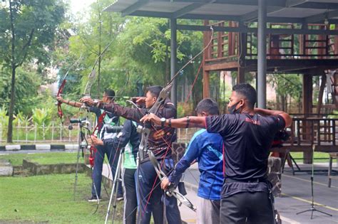 PERTAJAM KEMAMPUAN DALAM MEMBIDIK SASARAN ATLET PANAHAN YONIF 3