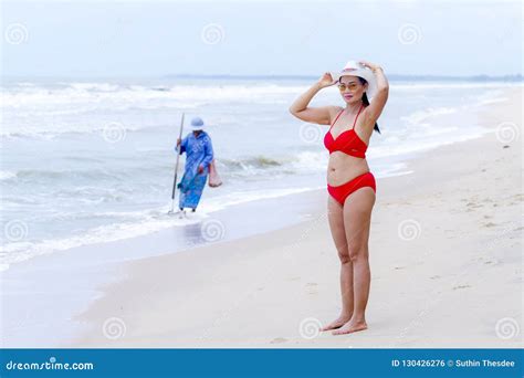 Frauenformsex Symbol Mit Rotem Bikini Und Hut Auf Strand Stockfoto