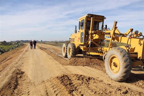 Avanza El Arreglo De Caminos Rurales En Los Palacios Y Villafranca