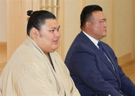 ＜大の里番付発表会見＞まげ姿で会見に臨んだ大の里（左）。右は師匠の二所ノ関親方（撮影・郡司 修） ― スポニチ Sponichi Annex スポーツ