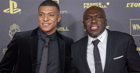 Kylian Mbappé Et Son Père Wilfried Mbappé Photocall De La Cérémonie Du Ballon Dor 2021 Au