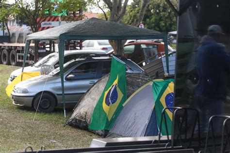 Mesmo Frio Bolsonaristas Passam A Noite Acampados Em Frente Ao CMO