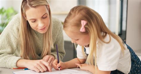 Onderwijs Moeder En Lerend Kind Schrijven Of Tekenen Voor Huiswerk Of