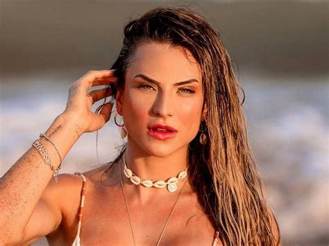 Gabi Martins ostenta rebolado sensual apenas de biquíni na web