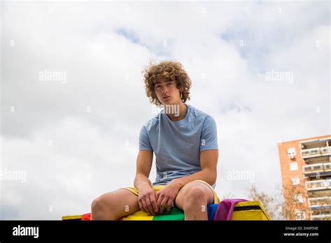quelque chose d homme gay posant assis sur un drapeau de fierté gay Photo Stock Alamy
