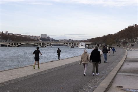 Lyon Le Rh Ne Et La Sa Ne Plac S En Vigilance Crues Jusqu Mercredi