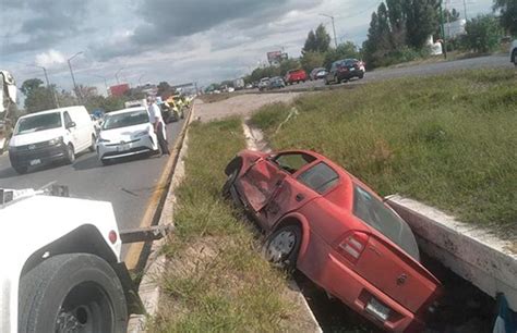 Choque y volcadura deja sólo daños materiales