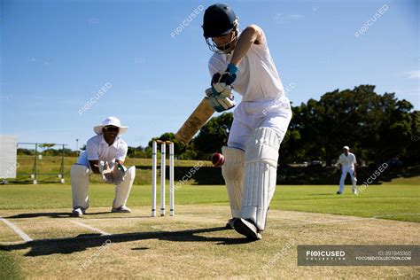 Vista Frontale Di Un Adolescente Bianco Giocatore Di Cricket Che