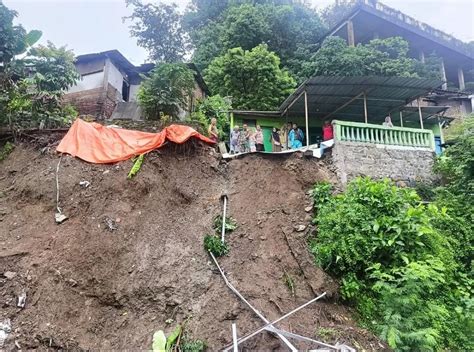 Talut Longsor Di Lempongsari Kota Semarang Menggerus Teras Rumah