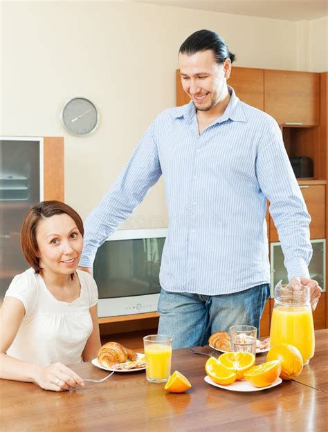 Pares Felices Que Comen El Desayuno Imagen De Archivo Imagen De