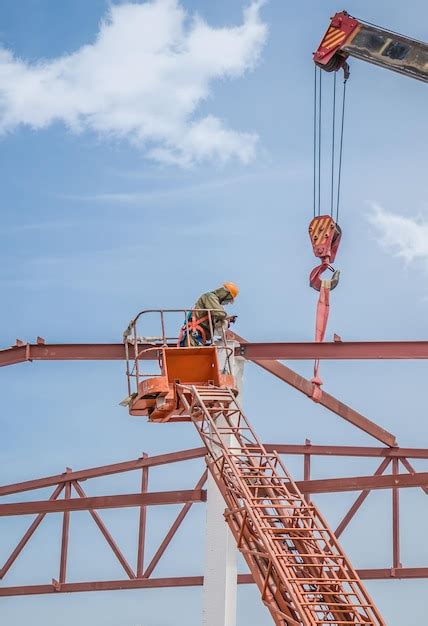 Trabajos De Instalación En Altura Contra El Fondo Del Cielo Instalación