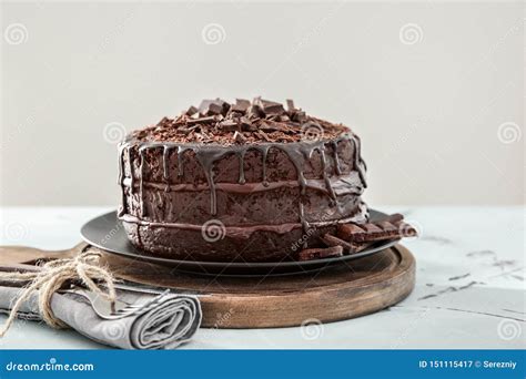 Placa Con La Torta De Chocolate Deliciosa En La Tabla Imagen De Archivo