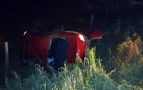 Motorista De Carreta Perde Controle Ao Passar Em Buraco Na Mg E